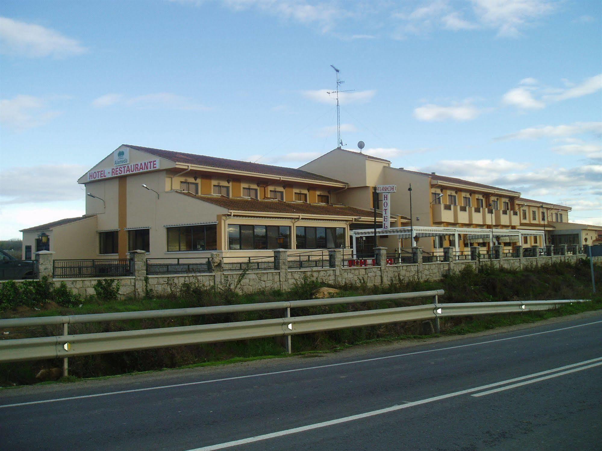 Hotel Alameda Alba De Tormes Εξωτερικό φωτογραφία